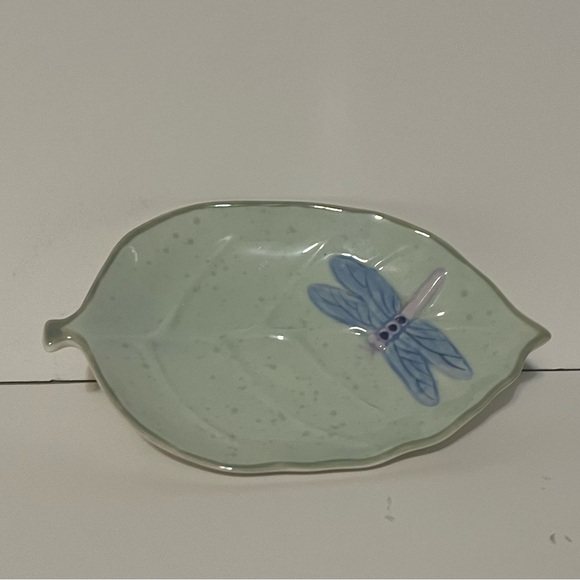 A sweet Dragonfly on a green leaf dish for candy, trinkets, keys, etc. - Picture 4 of 4